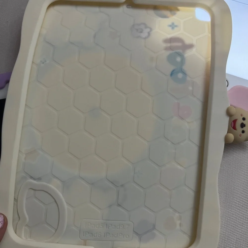 Ipad 5/6/pro Case: Winnie the Pooh new stand